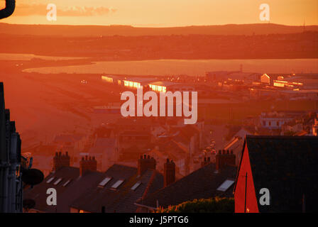 Chesil Beach, Portland. 18. Mai 2017. Großbritannien Wetter. Wunderschönen Sonnenuntergang über Chesil Beach und Portland Credit: Stuart Fretwell/Alamy Live-Nachrichten Stockfoto