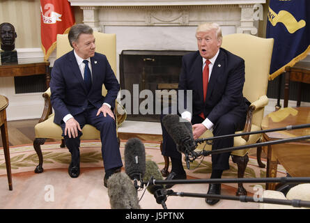 Washington, USA. 18. Mai 2017. US-Präsident Donald J. Trump trifft sich mit Präsident Juan Manuel Santos von Kolumbien im Oval Office des weißen Hauses, am 18. Mai 2017 in Washington, DC. Bildnachweis: MediaPunch Inc/Alamy Live-Nachrichten Stockfoto