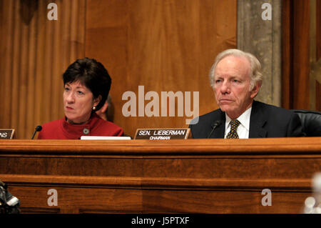 Washington, DC - 14. Januar 2009--US-Senator Joseph I. Lieberman (unabhängige Demokraten Connecticut), Vorsitzender, United States Senate Committee on Homeland Security und Governmental Affairs und US-Senator Susan Collins (Republikanische von Maine), Ranking Member, hören Sie, wie Peter Orszag beantwortet Fragen zu seiner Ernennung zum Direktor von der Office of Management and Budget (OMB) in Washington, DC am Mittwoch, 14. Januar , 2009.Credit: Ron Sachs/CNP/MediaPunch Stockfoto