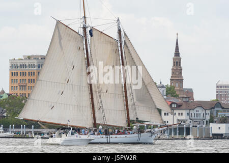 Charleston, USA. 18. Mai 2017. Der amerikanische Gaff Schooner Spirit of South Carolina übergibt dem historischen Hafen während der Parade der Segel zum Auftakt der hohen Schiffe Charleston Festival 18. Mai 2017 in Charleston, South Carolina. Das Fest der großen Segelschiffe von auf der ganzen Welt verbringen drei Tage besuchen historische Charleston. Bildnachweis: Planetpix/Alamy Live-Nachrichten Stockfoto