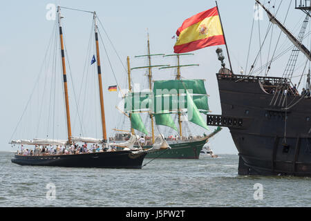 Charleston, USA. 18. Mai 2017. Die spanische Galeone Andalusien, direkt, deutsche Bark Alexander von Humboldt II, Zentrum und der amerikanischen Schoner America 2.0, links, während der Parade der Segel zum Auftakt der hohen Schiffe Charleston Festival 18. Mai 2017 in Charleston, South Carolina. Das Fest der großen Segelschiffe von auf der ganzen Welt verbringen drei Tage besuchen historische Charleston. Bildnachweis: Planetpix/Alamy Live-Nachrichten Stockfoto