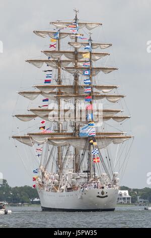 Charleston, USA. 18. Mai 2017. Stahl geschält, voll getakelt, argentinische Marine Fragata ARA Libertad während der Parade der Segel zum Auftakt der hohen Schiffe Charleston Festival 18. Mai 2017 in Charleston, South Carolina. Das Fest der großen Segelschiffe von auf der ganzen Welt verbringen drei Tage besuchen historische Charleston. Bildnachweis: Planetpix/Alamy Live-Nachrichten Stockfoto