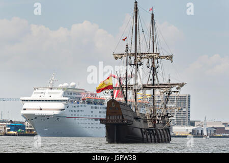 Charleston, USA. 18. Mai 2017. Die spanische Galeone Andalusien geht das Kreuzfahrtschiff Carnival Ecstasy während der Parade der Segel zum Auftakt der hohen Schiffe Charleston Festival 18. Mai 2017 in Charleston, South Carolina. Das Fest der großen Segelschiffe von auf der ganzen Welt verbringen drei Tage besuchen historische Charleston. Bildnachweis: Planetpix/Alamy Live-Nachrichten Stockfoto