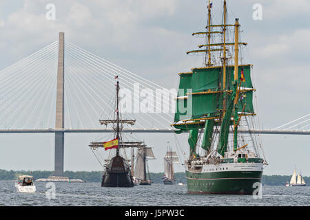 Charleston, USA. 18. Mai 2017. Die deutsche Bark Alexander von Humboldt II, spanische Galeone Andalusien und andere große Segelschiffe übergeben die Ravenel Bridge während der Parade der Segel zum Auftakt der hohen Schiffe Charleston Festival 18. Mai 2017 in Charleston, South Carolina. Das Fest der großen Segelschiffe von auf der ganzen Welt verbringen drei Tage besuchen historische Charleston. Bildnachweis: Planetpix/Alamy Live-Nachrichten Stockfoto