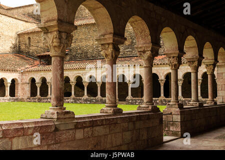 Frankreich, Pyrénées-Orientales (66), Codalet, Abbaye de Saint-Michel de Cuxa, le Cloître / / Frankreich, Pyrenäen Orientales, Codalet, Saint Michel de Cuxa Ab Stockfoto