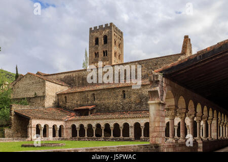 Frankreich, Pyrenäen Orientales, Codalet, Saint Michel de Cuxa Abtei, der Kreuzgang und die Kirche Stockfoto