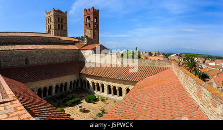 Frankreich, Pyrenäen Orientales, Elne, Elne Kathedrale, romanischer Kreuzgang Stockfoto
