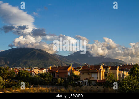 Wolken versuchen, über riesige Berge in Fethiye, Türkei Rollen. Stockfoto