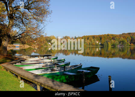 herbstliche Bayern Brücke Boote Segelboot Segelboot Ruderboot Boot Wasserfahrzeug Stockfoto