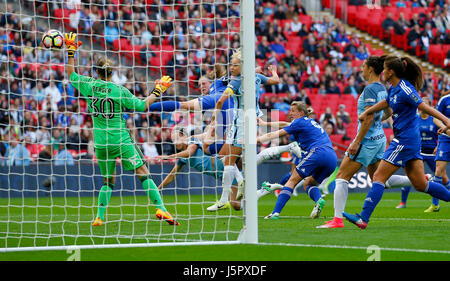 Lucy Bronze (Obscured) von Manchester City erzielt das erste Tor während der SSE Frauen FA-Cup-Finale Match zwischen Birmingham City und Manchester City im Wembley Stadion in London. 13. Mai 2017 nur zur redaktionellen Nutzung kein Merchandising. Fußballbilder FA Premier League Einschränkungen Beantragung und inc. keine Internet/Mobile Nutzung ohne FAPL Lizenz - für Details Kontakt Football Dataco Stockfoto