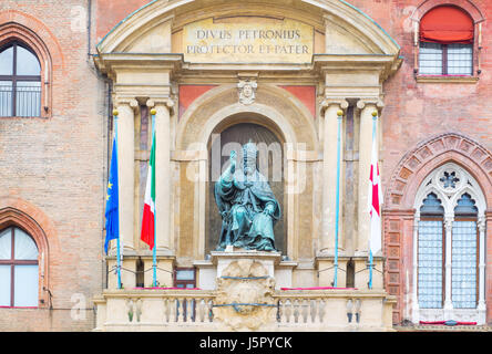 Italien, Bologna, die Statue von Papst Gregorio XIII über dem Haupteingang des D'Accursio Palastes (Stadt Hal l) im Lago Maggiore Stockfoto