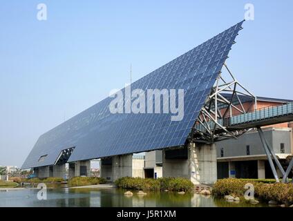 TAINAN, TAIWAN--4. März 2014: eine riesige Wand aus Sonnenkollektoren ist eine Besonderheit des National Museum of Taiwan History in Tainan Stadt, w Stockfoto