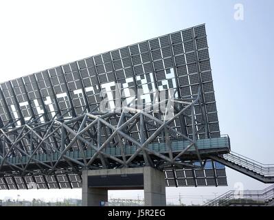 TAINAN, TAIWAN--4. März 2014: eine riesige Wand aus Sonnenkollektoren ist eine Besonderheit des National Museum of Taiwan History in Tainan Stadt, w Stockfoto