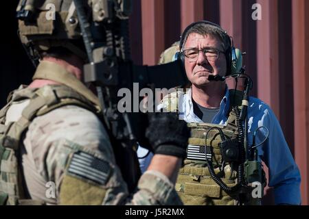 US-Verteidigungsminister Ashton Carter beobachtet USAF Soldaten eine Personal Recovery Übung bei Hurlburt Field 17. November 2016 in der Nähe von Mary Esther, Florida führen.    (Foto von Jason Robertson / US Air Force über Planetpix) Stockfoto