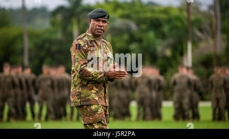 Royal Pacific Island Regimenter Papua Neuguinea Defense Force Company Commander Boniface Aruma spricht mit US-Marines und Papua-neuguineischer Soldaten während einer Übung in Taurama Kaserne 15. April 2016 in Taurama, Papua-Neu-Guinea.    (Foto von Devan K. Gowans EURO1 Marines über Planetpix) Stockfoto