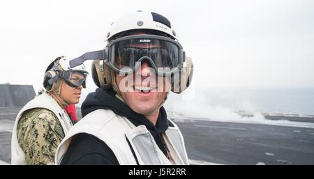 Ultimate Fighting Championship mixed martial arts Dominick Cruz Uhren Betrieb von Luftfahrzeugen für Betrieb innewohnende lösen auf dem Flugdeck an Bord der USN Nimitz-Klasse-Flugzeugträger USS George H.W. Bush während eines USO Tour 29. März 2017 in den Persischen Golf.    (Foto: James K. McCann/DoD via Planetpix) Stockfoto