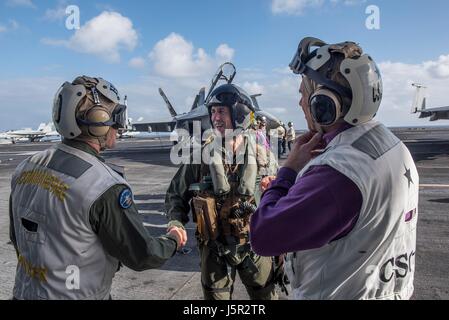 US Chief of Naval Operations John Richardson, zentrieren, grüßt Segler bei der Ankunft auf dem USN Nimitz-Klasse-Flugzeugträger USS Harry S. Truman für die Thanksgiving-Feiertag 26. November 2015 in den Atlantischen Ozean.    (Foto von MCS2 K. H. Anderson / US Navy über Planetpix) Stockfoto