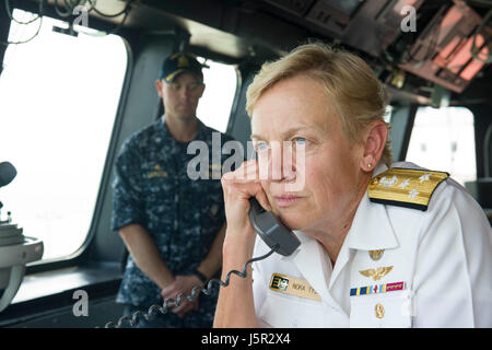 U.S. Navy Commander Nora Tyson befasst sich Seeleute durch die Ankündigung System an Bord littoral combat Schiff USN Unabhängigkeit-Klasse USS Coronado auf dem Changi Marinestützpunkt 4. April 2017 in Changi, Singapur.    (Foto: MCS2 Amy M. Ressler EURO1 Navy über Planetpix) Stockfoto