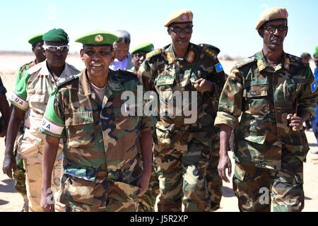 Somalischer African Union Mission Force Commander Osman Noor Soubagleh besucht somalische Soldaten 15. Januar 2017 in Cadaado, Somalia.    (Foto von Mohamed Haji /ANISOM über Planetpix) Stockfoto