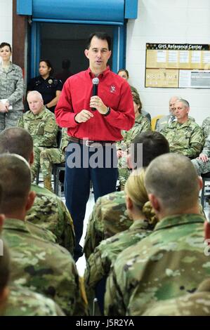 US Wisconsin Gouverneur Scott Walker spricht mit Soldaten der US Army National Guard Vorbereitung für die Bereitstellung im Rahmen einer Feierstunde Abschied 22. April 2017 in Madison, Wisconsin.    (Foto von Vaughn R. Larson /U.S. Army National Guard über Planetpix) Stockfoto