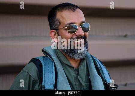 HBO "Vice" dokumentarische Fernseh-Programm-Korrespondent Suroosh Alvi bereitet ein USAF F-16 Fighting Falcon Jet Kampfflugzeug auf der Osan Air Base 10. April 2017 in Gyeonggi-Do, Südkorea an Bord.    (Foto von Victor J. Caputo EURO1 Air Force über Planetpix) Stockfoto