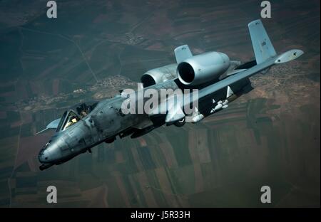 Ein USAF A-10 Thunderbolt II Jet Flugzeug im Flug während einer Operation inhärenten lösen Mission 9. Mai 2017 in Katar.    (Foto von Michael Schlachten EURO1 Air Force über Planetpix) Stockfoto