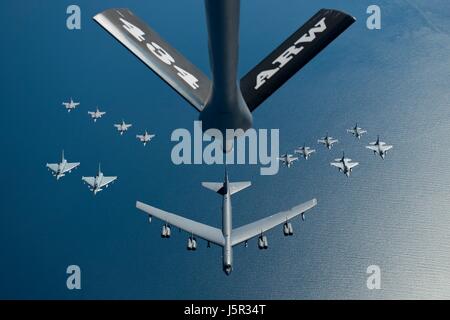 Französische Dassault Rafale Kämpfer, links, und amerikanische f-16 Kämpfer bereiten Flugzeuge unter der Leitung von b-52 Bomber zu tanken von einem USAF KC-135 Stratotanker während der Übung Baltic Operations 9. Juni 2016 über die Ostsee.     (Foto von Erin Babis EURO1 Air Force über Planetpix) Stockfoto