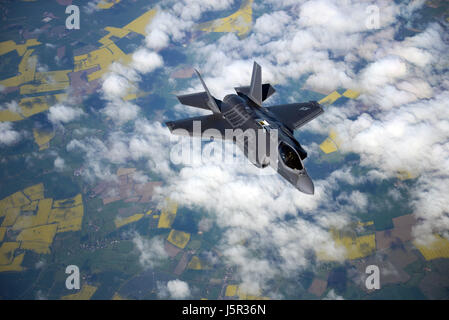 Ein USAF F-35 Lightning II Stealth-Fighter Flugzeug fliegt über die Wolken 25. April 2017 über Estland (Foto von Christine Groening EURO1 Air Force über Planetpix) Stockfoto