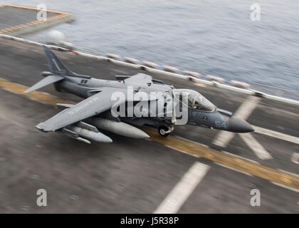 Ein Erdkampfflugzeug U.S. Marine Corps AV-8 b Harrier II zieht aus dem Flugdeck auf dem USN Wasp-Klasse amphibischer Angriff Schiff USS Makin Island 11. Mai 2017 im Pazifischen Ozean.    (Foto: MCS3 Asher Allen EURO1 Navy über Planetpix) Stockfoto