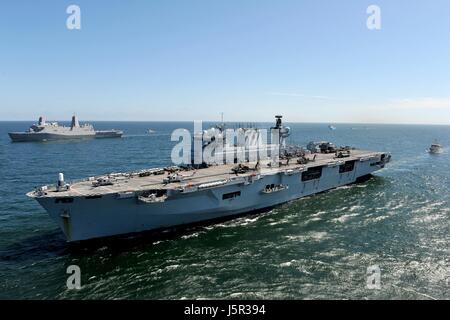 Die britische Royal Navy Ozean-Klasse amphibische Angriff Schiff HMS Ocean dampft im Gange während der Übung Baltic Operations (BALTOPS) 7. Juni 2015 in der Ostsee.    (Foto von Luron Wright/Royal Navy über Planetpix) Stockfoto