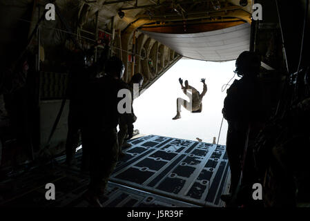 US-Soldaten und indischen Fallschirmjäger beenden einen USAF C-130J Super Hercules Transport Flugzeug während einer Freifall springen für Übung Aero India bei Air Force Station Yelahanka 16. Februar 2017 in Bengaluru, Indien.    (Foto von Mark Lazane EURO1 Air Force über Planetpix) Stockfoto