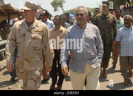 US Navy Commander Rodney Clark (links) geht mit Timor Leste Präsident José Ramos Horta während der Marine Übung Eröffnungsfeier 14. Oktober 2009 in Dili, Osttimor.    (Foto von Timothy Hawkins EURO1 Navy über Planetpix) Stockfoto