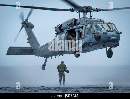 Eine US-Navy SEAL-Kommando springt aus einem USN MH-60 Seahawk Hubschrauber während einer Helocasting Trainingsmission 8. Mai 2017 die Küste von Guam.    (Foto von MCS1 Torrey W. Lee EURO1 Navy über Planetpix) Stockfoto