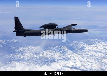 Ein USAF U-2 Dragon Lady Höhen-Aufklärer fliegt über die Sierra Nevada Gebirgskette 23. März 2016 in Kalifornien.    (Foto von Robert M. Trujillo EURO1 Air Force über Planetpix) Stockfoto