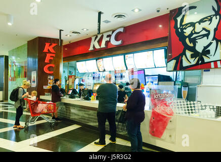 Menschen Schlange stehen bis auf einen KFC Outlet, New-South.Wales, NSW, Australien Stockfoto