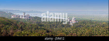 Panorama Blick Old Goa. Mandovi Fluss und alte Kirchen Stockfoto