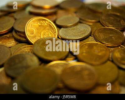 Münzen. Stapel von 5 Cent Euro. Stockfoto