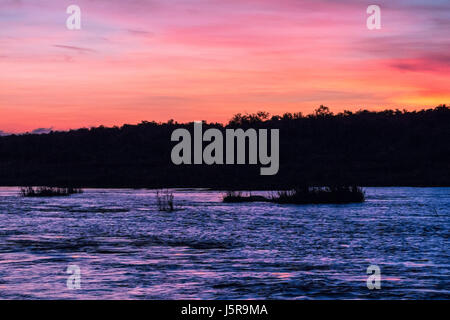 Vor Sonnenaufgang am Olifants River im Krüger-Nationalpark, Südafrika Stockfoto