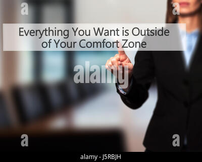 Alles, was Sie wollen ist außerhalb von Your Comfort Zone - Geschäftsfrau Hand Drücken des Knopfes am Touch-Screen-Oberfläche. Wirtschaft, Technologie, Internet con Stockfoto