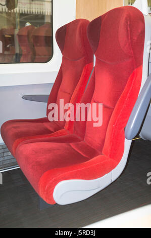 dh Jungfrau Züge Zug UK Personenzug Sitz uk leere Sitze Wagen Stockfoto