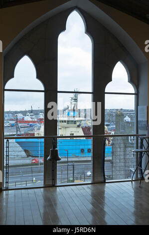 Dh ABERDEEN MARITIME MUSEUM Museum Fenster mit Blick auf den Hafen Aberdeen Schottland Stockfoto