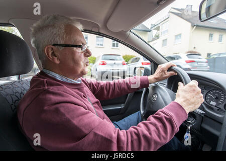 Ältere Gentleman, senior, Rentner, über 75 Jahre alt, fährt mit seinem Auto Stockfoto