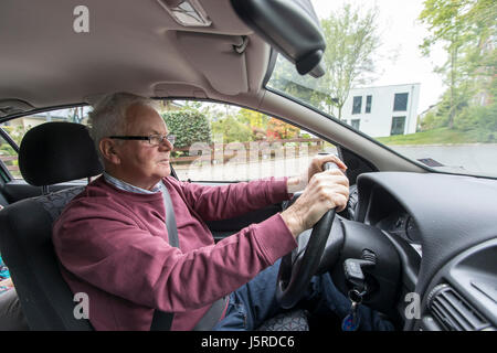 Ältere Gentleman, senior, Rentner, über 75 Jahre alt, fährt mit seinem Auto Stockfoto