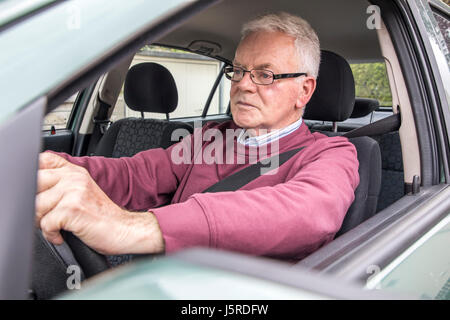 Ältere Gentleman, senior, Rentner, über 75 Jahre alt, fährt mit seinem Auto Stockfoto