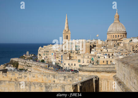 Skyline von Valetta, der Hauptstadt von Malta, Kuppel der Karmeliterkirche und Kirchturm von St. Pauls Anglican Cathedral Pro Kirche Stockfoto