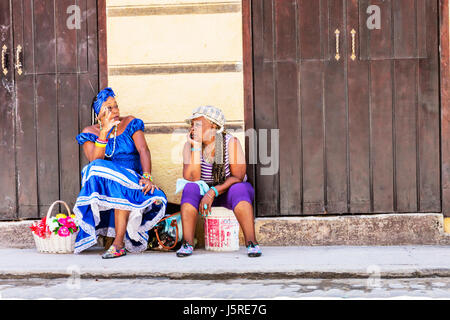 Kubanische Frau trägt Tracht in der Plaza De La Catedral, Habana Vieja, Havanna, Kuba, kubanische Frau Tracht Stockfoto