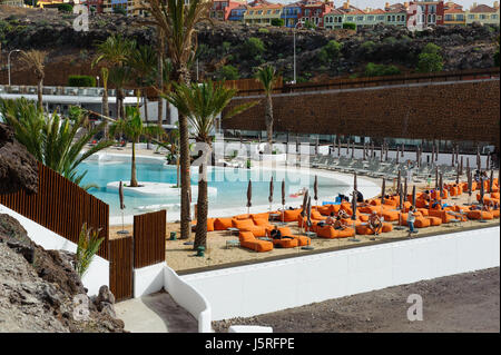 Adeje, Santa Cruz De Tenerife, Spanien -25 Dezember 2016. Schöne Aussicht auf Pool im Hard Rock Hotel komplex, Provinz Santa Cruse, Teneriffa, Stockfoto