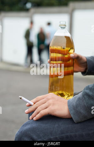 Nahaufnahme von Teenager trinken Alkohol und Rauchen Stockfoto