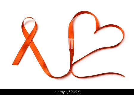 eine orange Band bilden eine Schleife wie in einer Schleife und bilden auch eine Herz, platziert auf einem weißen Hintergrund Stockfoto