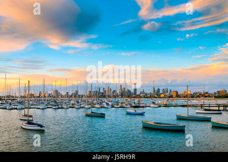 Skyline von Melbourne gesehen von St. Kilda Beach, Victoria, Australien Stockfoto